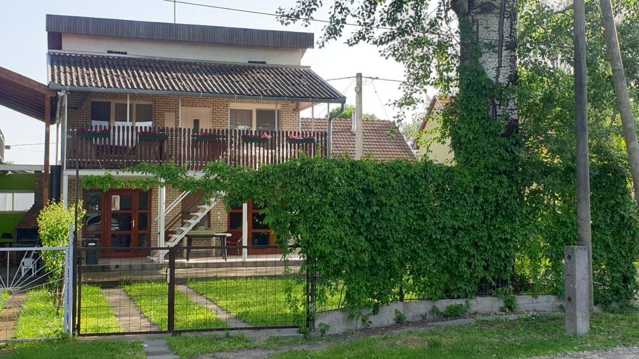 Sarga311 Ueduelohaz Szeged Βίλα Εξωτερικό φωτογραφία